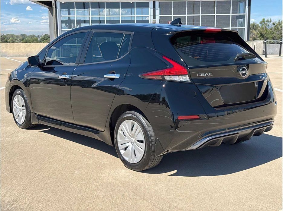 Nissan LEAF      2025