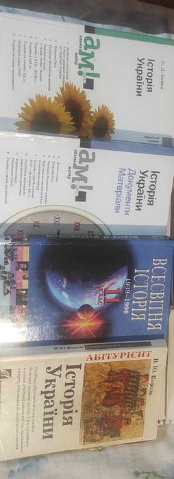 Атласи, контурні карти, робочі зошити, підручники 11 клас