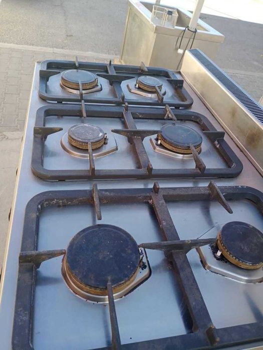 Fogão a gás com 6 queimadores e forno ventilado.