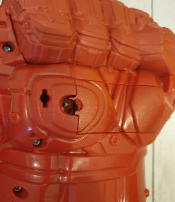 Rękawica Thanos z dźwiękiem