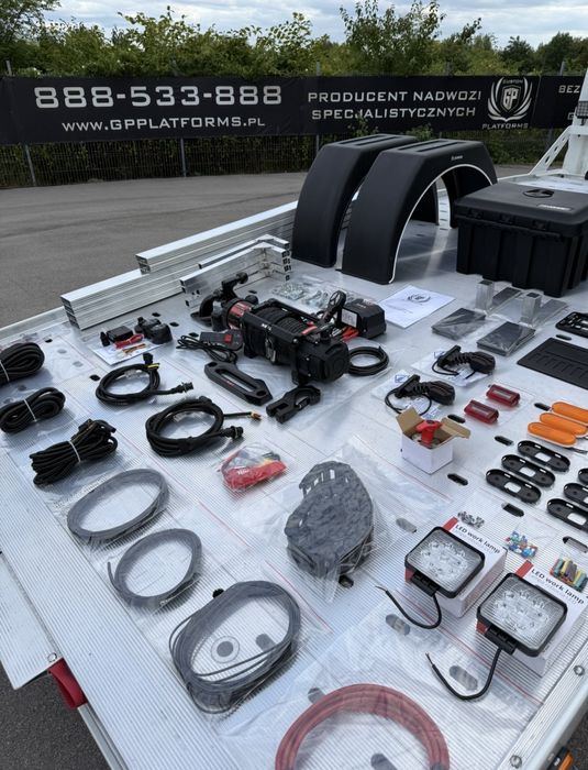 PRODUCENT autolawet aluminiowych – najazdy, platforma, zabudowa