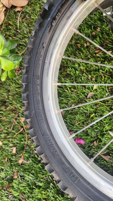 Bicicleta com pedais para criança