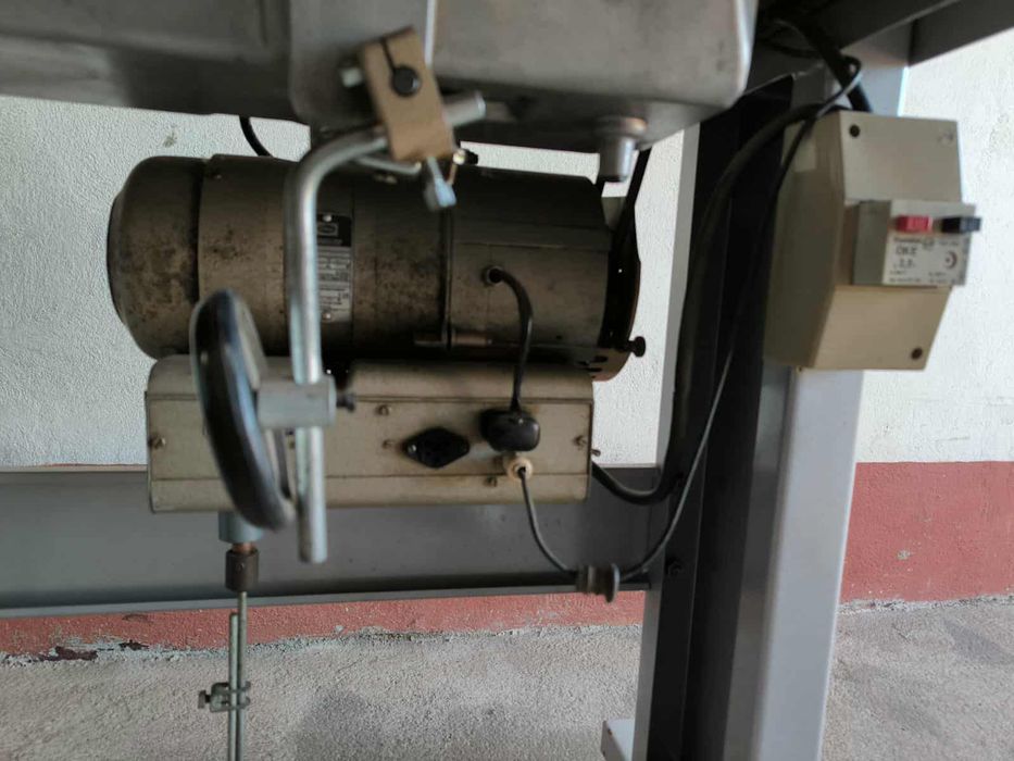 Vendo máquina de costura industrial de duas agulhas  trifásico