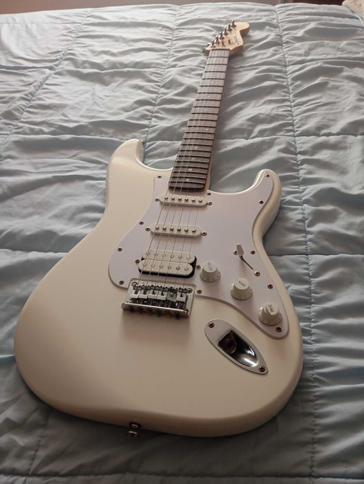 Guitarra Elétrica Squier Stratocaster Branca – Em Bom Estado