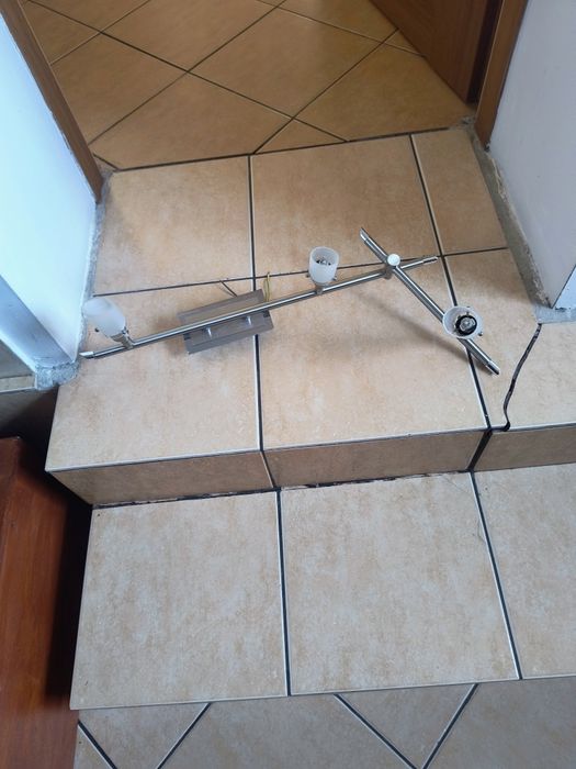 Lampa sufitowa z trzema kloszami