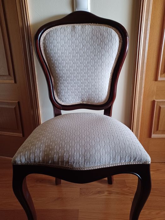 Cadeira nova, estofada a tecido creme claro