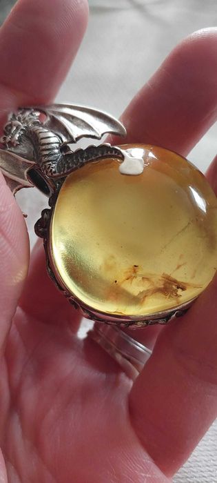 Bursztynowa zawieszka ze srebrnym.smokiem