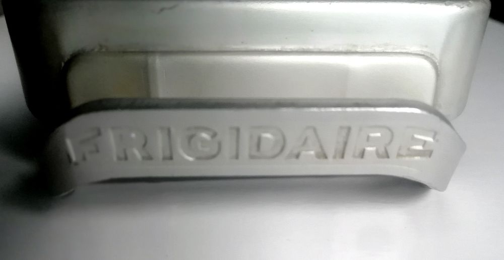 Antigo tabuleiro gelo em metal utilizado nos frigoríficos Frigidaire