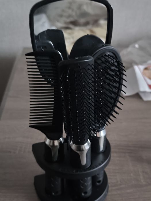 Подставка с набором расчёсок