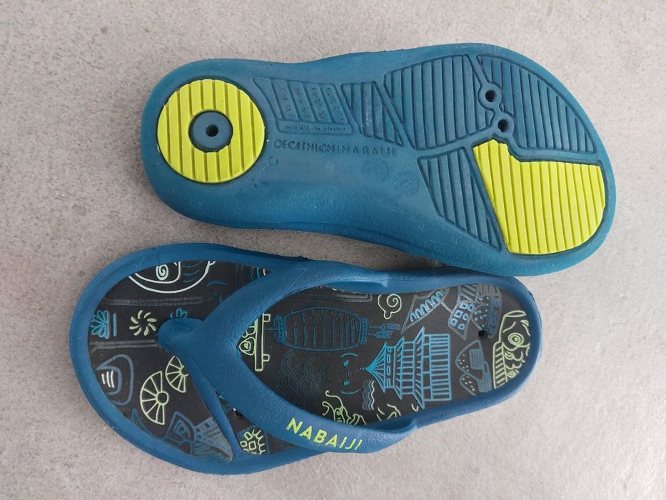 CHINELOS de dedo de criança, como novos.