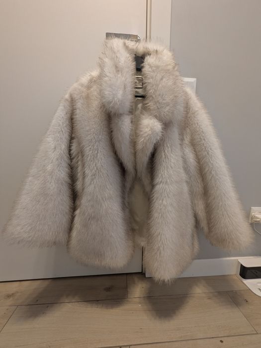 біла штучна шубка з меховими навушничками