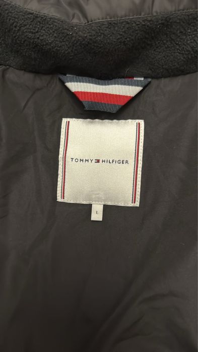 Продаю женакая куртка  зимова TOMMY = HILFIGER