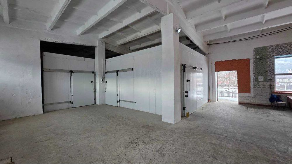 Велике комерційне приміщення у селищі Верховина