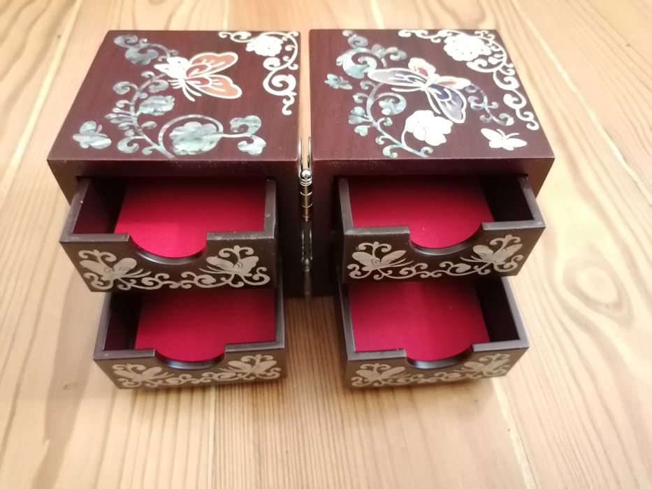 Caixinha de joias Coreana lacada com desenhos a madre pérola