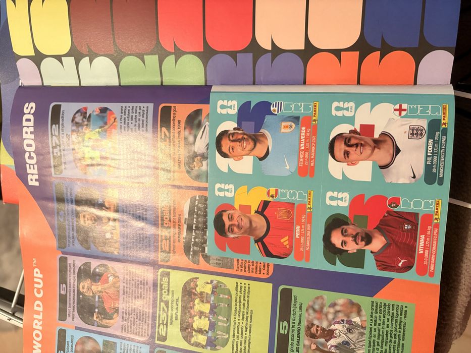 Caderneta mundial com 8 stickers