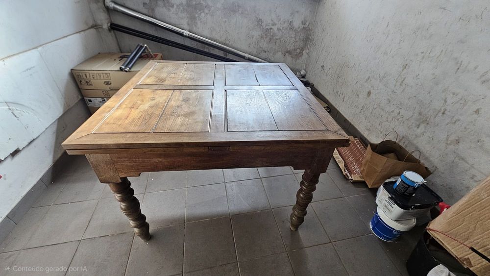 Mesa de madeira antiga