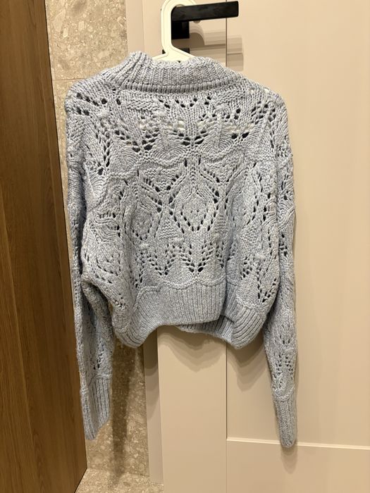 Błękitny sweter marki Reserved rozmiar M