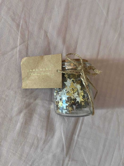 Frasco de vidro Zara Home com confetis de estrelas douradas