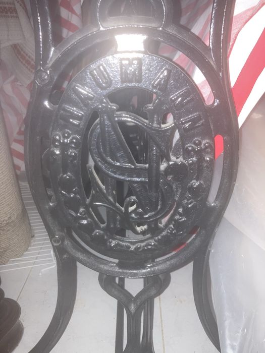 Mesa em mármore,  com estrutura de máquina de costura