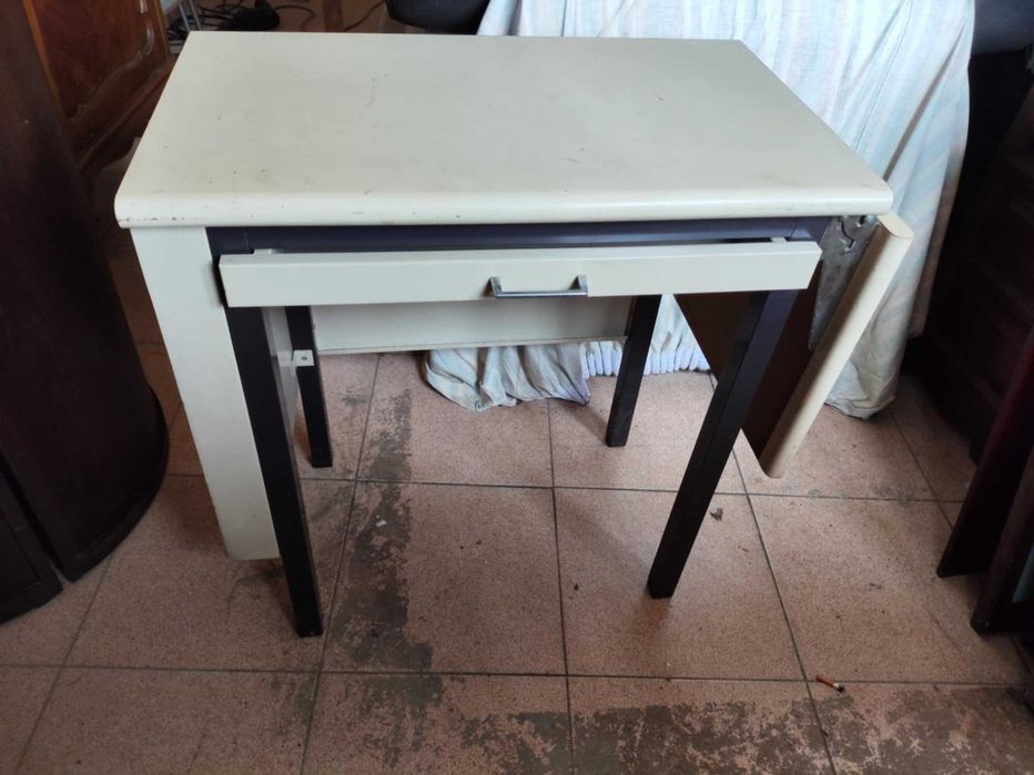 Mesa de apoio escritório vintage em ferro e madeira precisar restauro
