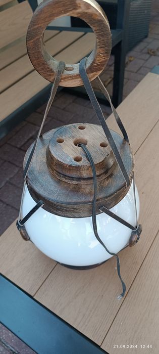 Żyrandol drewniany ze skórzanymi paskami