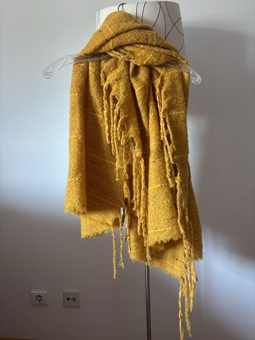 Cachecol amarelo com brilhos e franjas