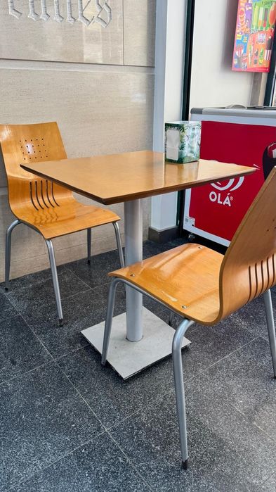 Cadeiras e mesas de madeira