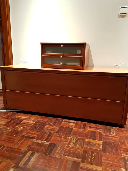 Aparador de madeira com 2 gavetas