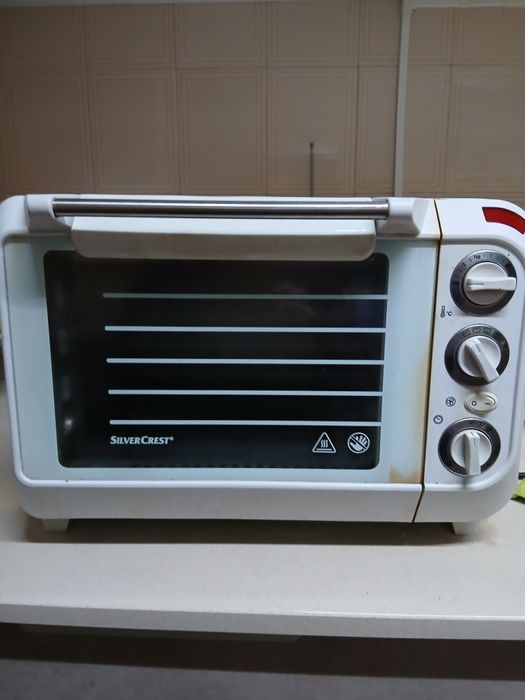 Forno eléctrico. Branco. Funciona  muito bem.