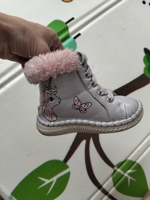 Взуття для дівчинки