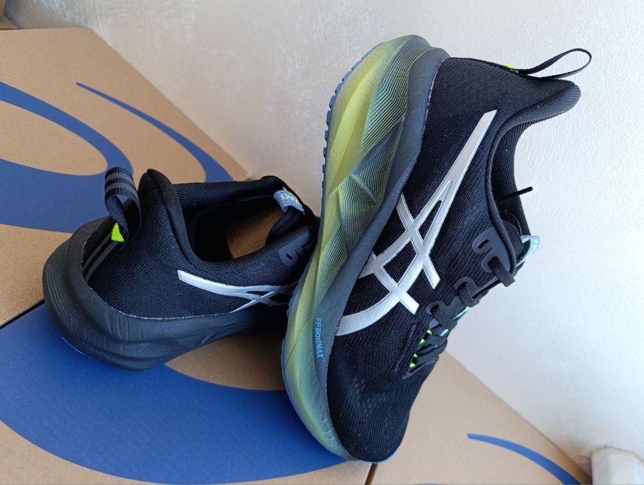 Кросівки Asics Novablast 5! Розмір 42/43/44/45! Оригінал!