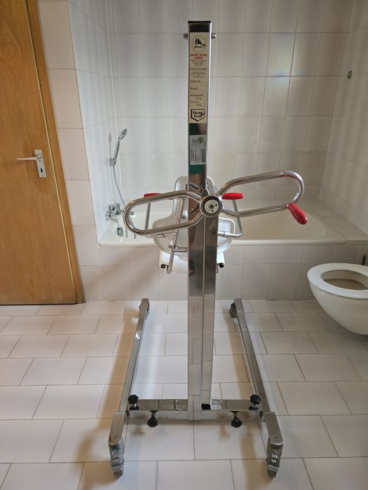 Підйомник для інвалідів, санітарно-гігієнічний стілець-туалет