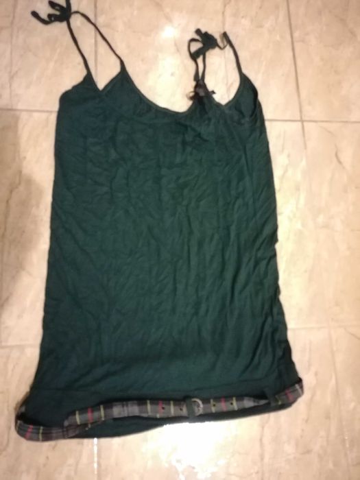 Top de alças com cinto