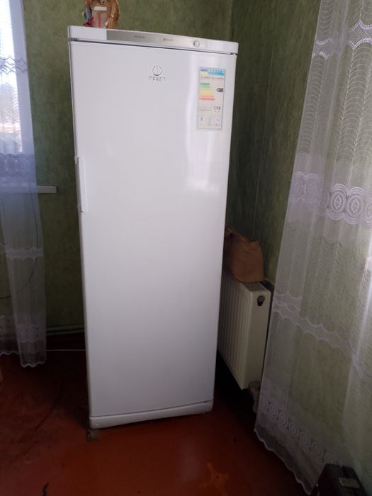 Продам морозильну камеру INDESIT