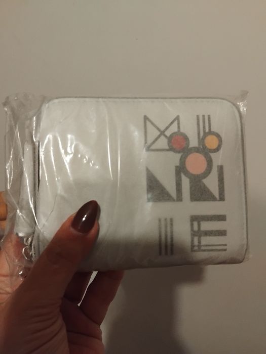 Carteira nova com etiqueta