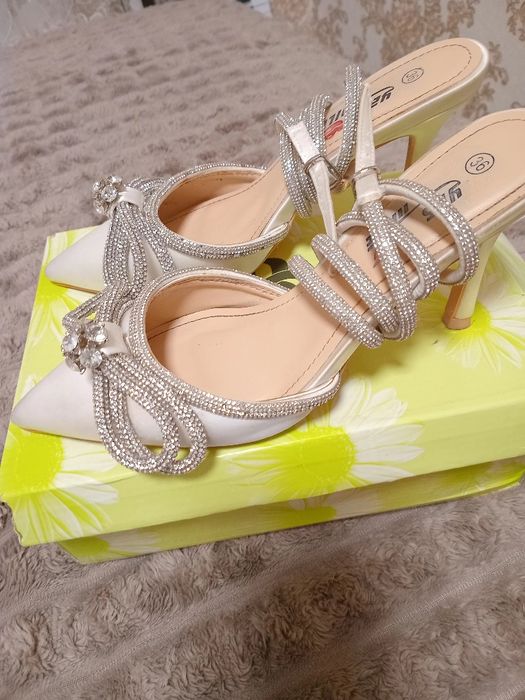 Туфільки з бантиком дуже гарні 36р