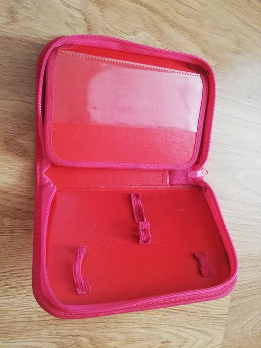 Piórnik z efektem hologramu, koty