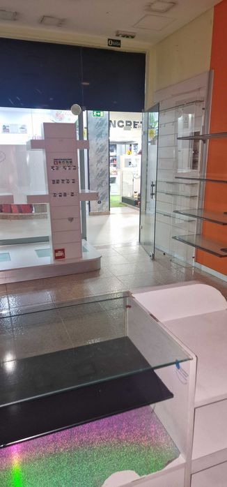 Arrenda-se loja Shopping Massamá  perto da estação de comboios