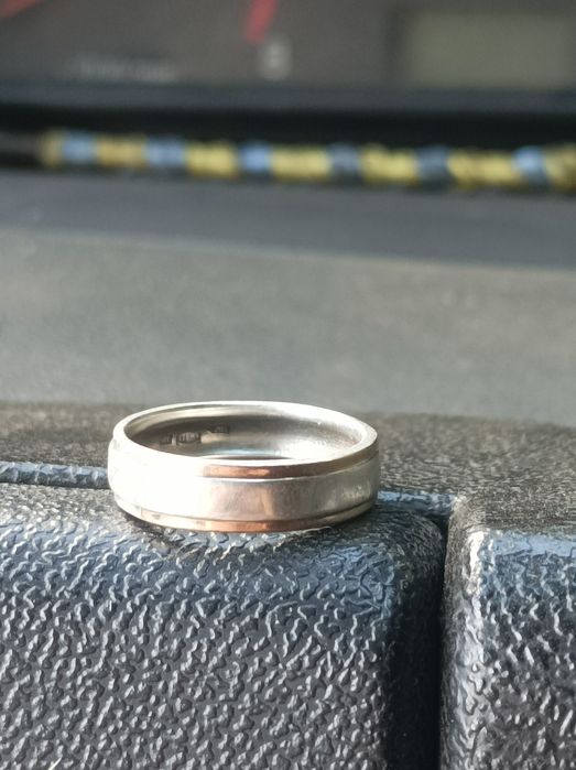 Продам обручальное кольцо (серебро)