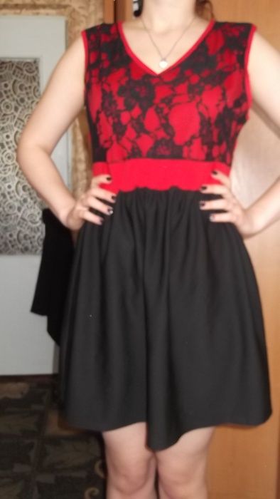 Черно-красное платье