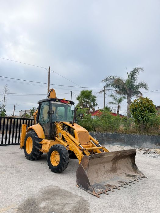 Retroescavadora Newholland  com matrícula