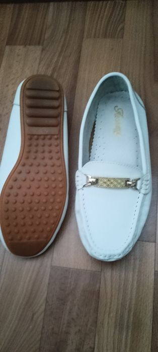 Продам жіночі білі мокасини / лофери.