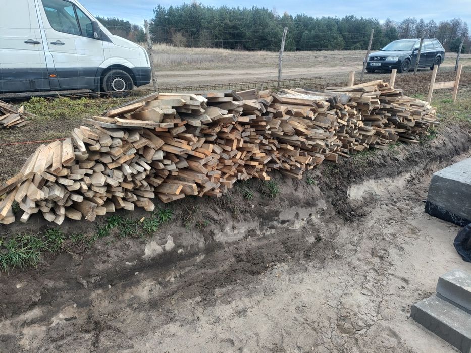 Zaostrzone deski sztachety, paliki