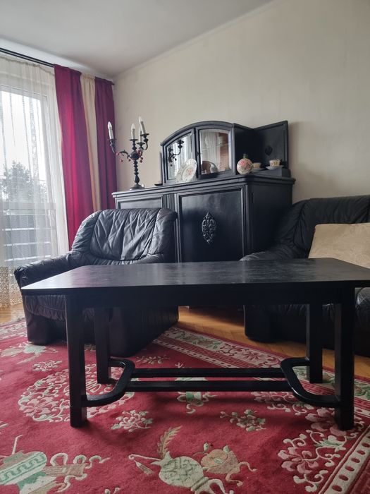 Drewniana czarna ława .