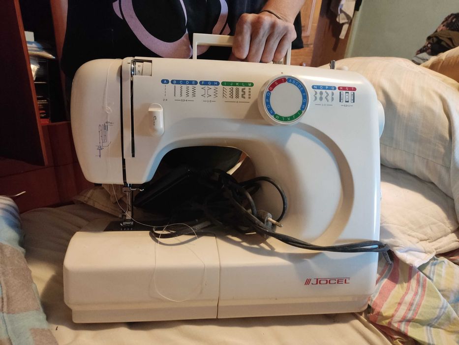 Máquina de costura elétrica.