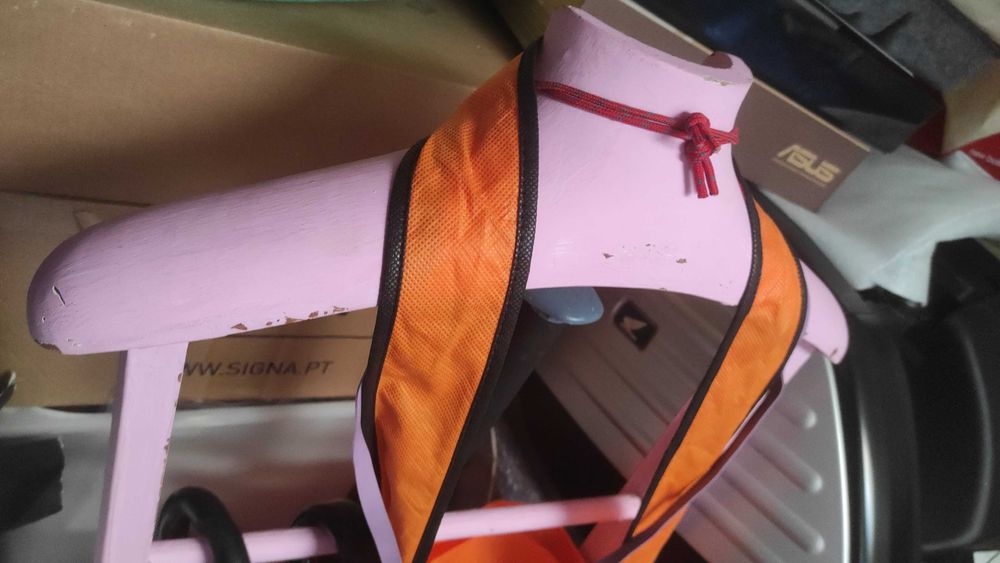 Cabide de roupa pintado de rosa