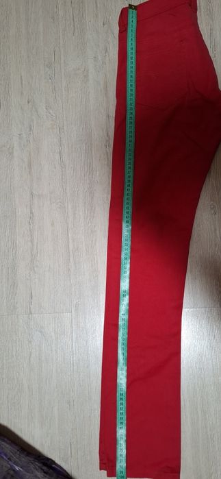 Джинсы красные женские