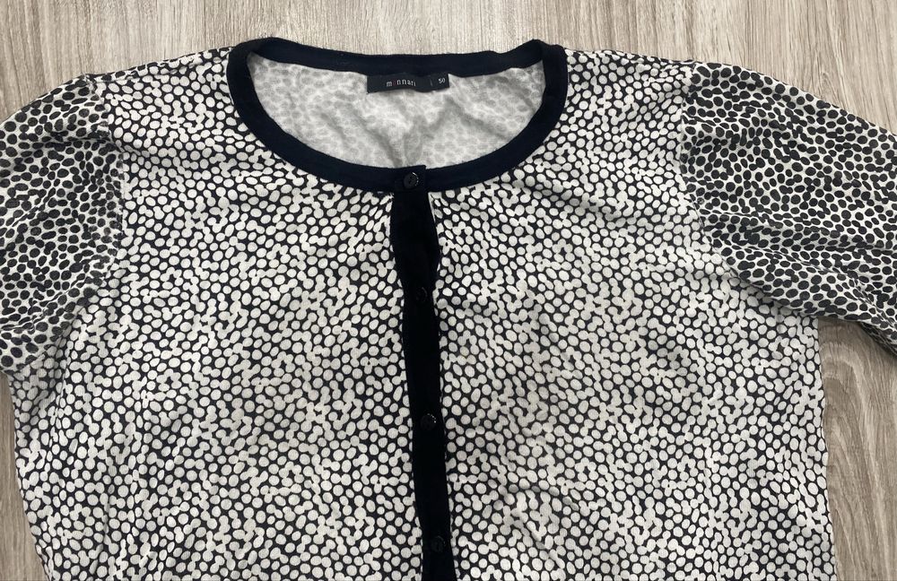 Czarno biały sweter kardigan w kropki wiskoza Monnari 50 xxxl-5xl