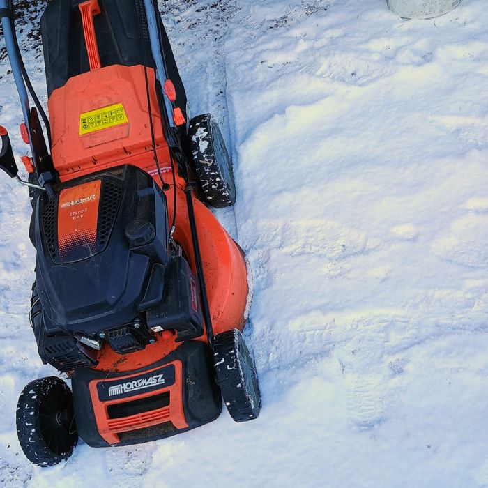 Sprzedam kosiarkę spalinową.