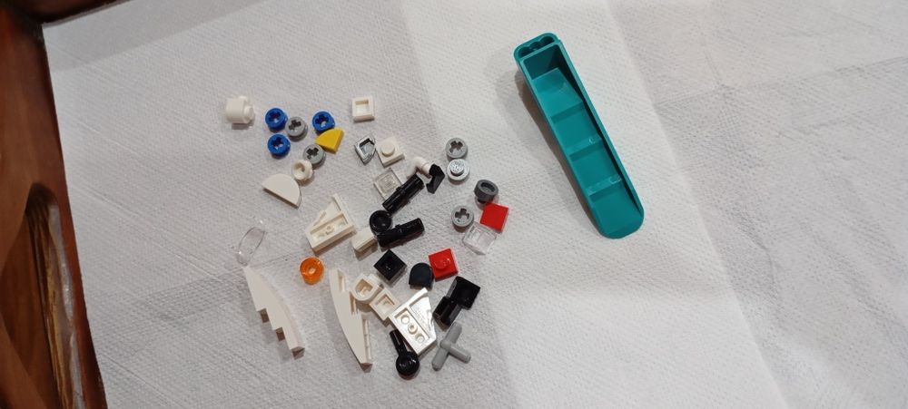 Várias peças da LEGO e LEGO technic